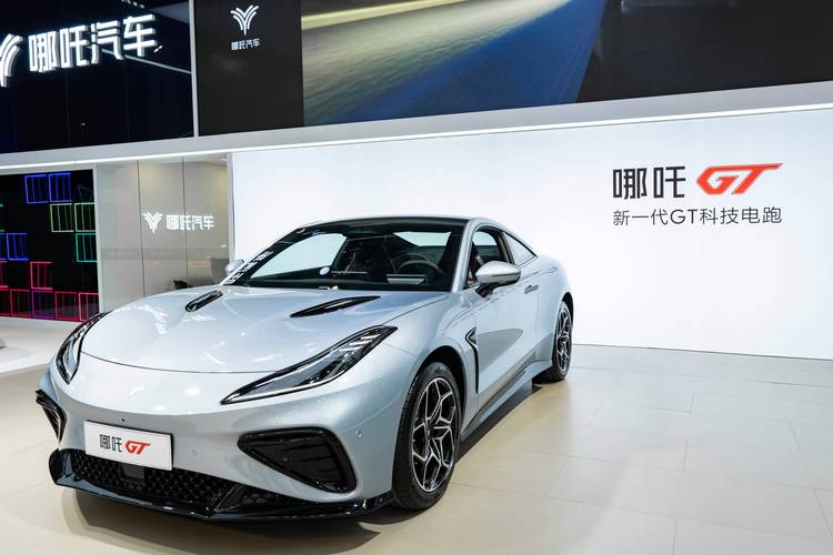 深圳110哪吒汽车在智能汽车领域的表现，领途汽车在新能源汽车市场中的影响力